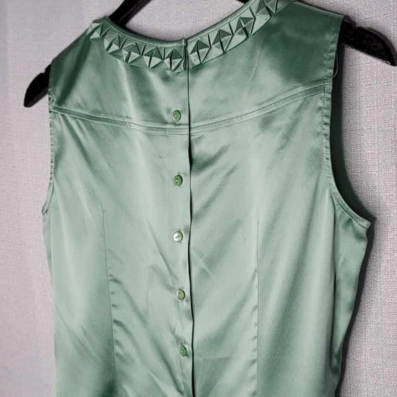 Sleeveless Button Back Blouse - Picture 5 of 10